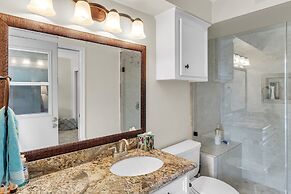 Lakefront Retreat With Private Pool, Hot Tub And Dock 4 Bedroom Home