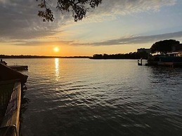 Lakefront Retreat With Private Pool, Hot Tub And Dock 4 Bedroom Home