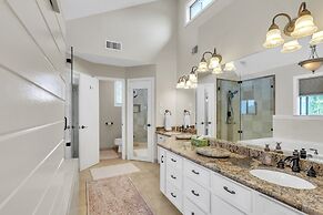 Lakefront Retreat With Private Pool, Hot Tub And Dock 4 Bedroom Home