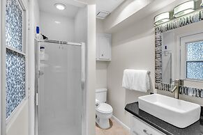 Lakefront Retreat With Private Pool, Hot Tub And Dock 4 Bedroom Home