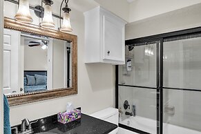 Lakefront Retreat With Private Pool, Hot Tub And Dock 4 Bedroom Home