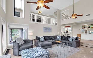 Lakefront Retreat With Private Pool, Hot Tub And Dock 4 Bedroom Home