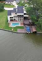 Lakefront Retreat With Private Pool, Hot Tub And Dock 4 Bedroom Home