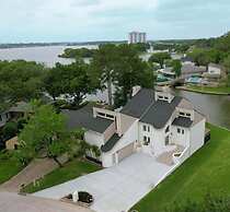 Lakefront Retreat With Private Pool, Hot Tub And Dock 4 Bedroom Home