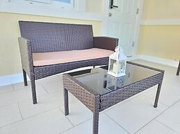 Sunny-shore Hideaway