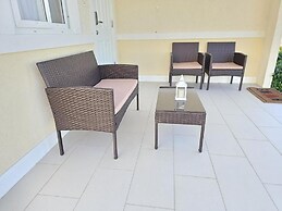 Sunny-shore Hideaway