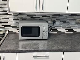 Smethwick - House - Sleeps 8 - Parking