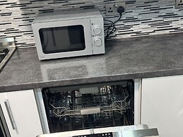 Smethwick - House - Sleeps 8 - Parking