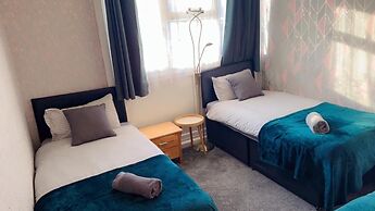 Smethwick - House - Sleeps 8 - Parking