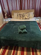 Smethwick - House - Sleeps 8 - Parking