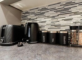 Smethwick - House - Sleeps 8 - Parking