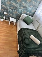 Smethwick - House - Sleeps 8 - Parking