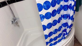 Smethwick - House - Sleeps 8 - Parking