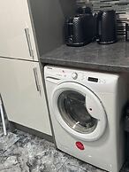 Smethwick - House - Sleeps 8 - Parking