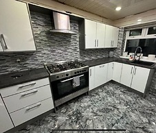 Smethwick - House - Sleeps 8 - Parking