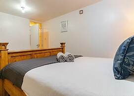 Smethwick - House - Sleeps 8 - Parking