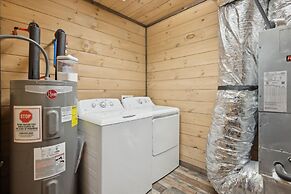 Fantastic Cabin w Gameroom Hot Tub Fireplace