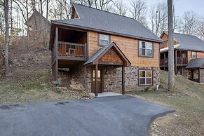 Fantastic Cabin w Gameroom Hot Tub Fireplace