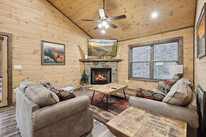 Fantastic Cabin w Gameroom Hot Tub Fireplace