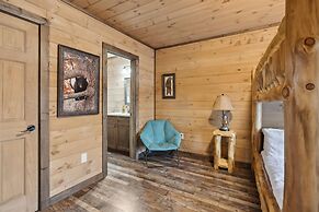 Fantastic Cabin w Gameroom Hot Tub Fireplace