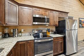 Fantastic Cabin w Gameroom Hot Tub Fireplace