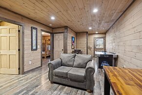 Fantastic Cabin w Gameroom Hot Tub Fireplace