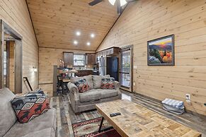 Fantastic Cabin w Gameroom Hot Tub Fireplace