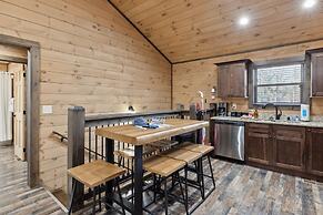 Fantastic Cabin w Gameroom Hot Tub Fireplace