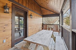 Fantastic Cabin w Gameroom Hot Tub Fireplace