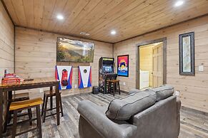 Fantastic Cabin w Gameroom Hot Tub Fireplace