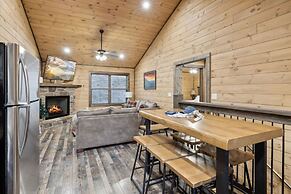 Fantastic Cabin w Gameroom Hot Tub Fireplace