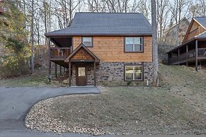 Fantastic Cabin w Gameroom Hot Tub Fireplace