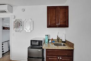 Waves on Desoto Lovely Studio 2