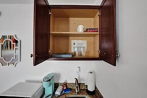 Waves on Desoto Lovely Studio 2