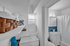 Waves on Desoto Lovely Studio 2