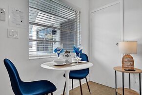 Waves on Desoto Lovely Studio 2