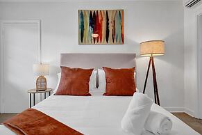 Waves on Desoto Lovely Studio 2