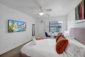 Waves on Desoto Lovely Studio 2