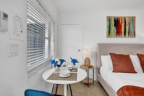 Waves on Desoto Lovely Studio 2