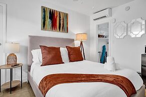 Waves on Desoto Lovely Studio 2