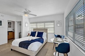 Waves on Desoto Beautiful Studio 5