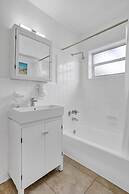 Waves on Desoto Beautiful Studio 5