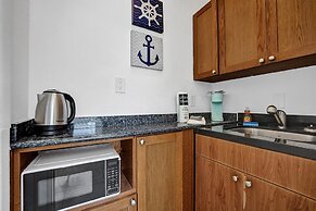 Waves on Desoto Beautiful Studio 5