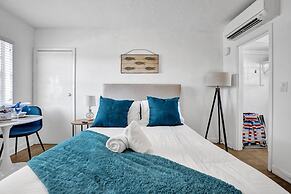 Waves on Desoto Beautiful Studio 7