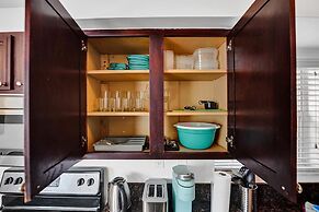 Lovely 1- Bedroom Rental Unit With Pool