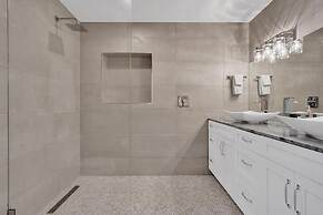 New Pool House 3-bedroom Home Victoria Park