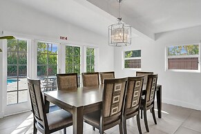 New Pool House 3-bedroom Home Victoria Park