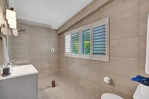 New Pool House 3-bedroom Home Victoria Park