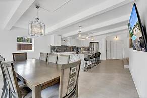 New Pool House 3-bedroom Home Victoria Park