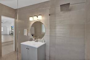 New Pool House 3-bedroom Home Victoria Park